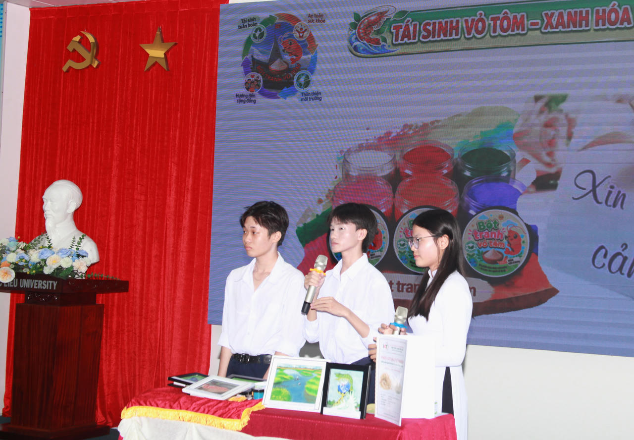 Nhóm thí sinh Trường THPT Tắc Vân (tỉnh Cà Mau) thuyết trình dự án “Bột tranh vỏ tôm – Tái sinh vỏ tôm, xanh hóa nghệ thuật” trước Ban Giám khảo (Ảnh: T.N).