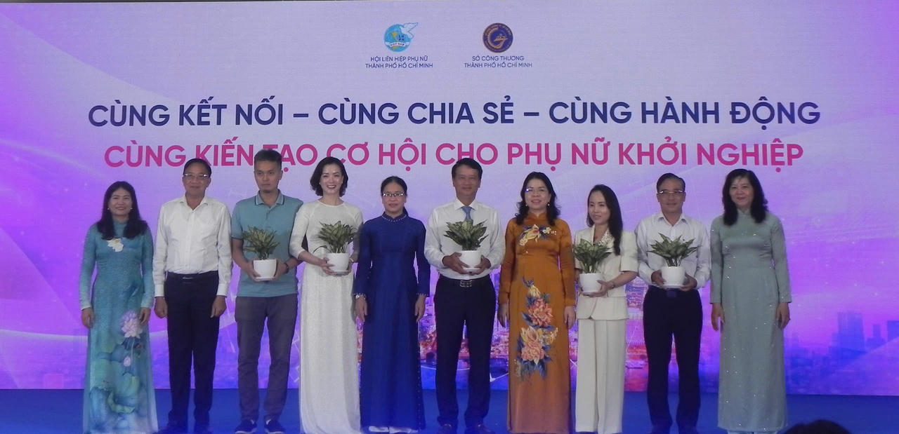 Đại diện doanh nghiệp và Hợp tác xã Thương mại Thành phố Hồ Chí Minh ký kết hợp tác hỗ trợ phụ nữ khởi nghiệp.