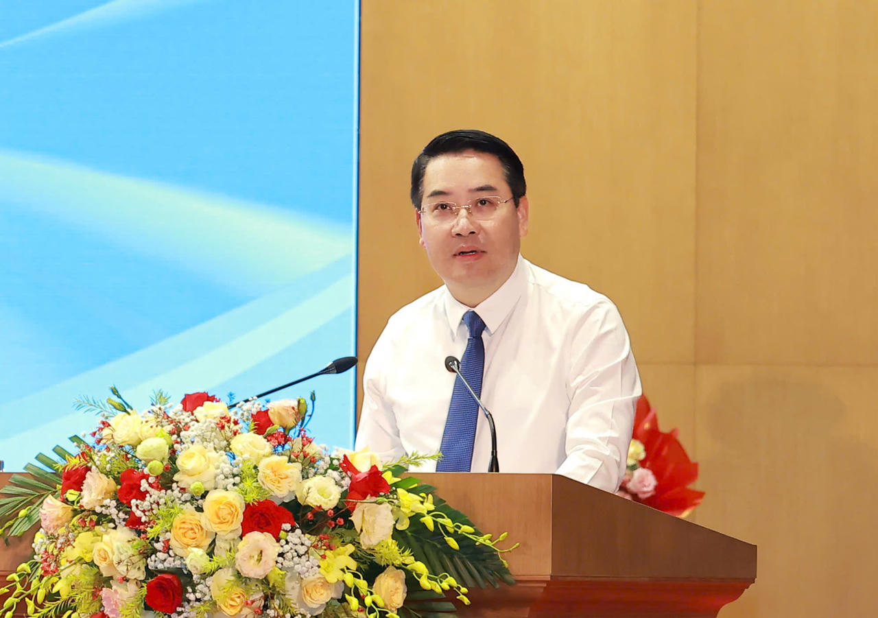Chủ tịch UBND tỉnh Lào Cai Nguyễn Tuấn Anh phát biểu tại hội nghị (Ảnh: Nguyễn Hải).
