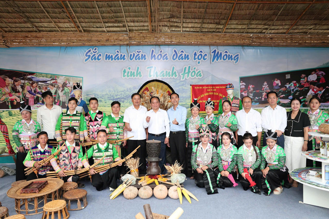 Các đại biểu trải nghiệm, tham quan các gian hàng (Ảnh: CTV).