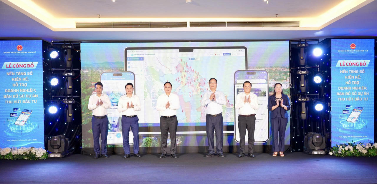 Lãnh đạo thành phố thực hiện nghi thức công bố. (Ảnh N.Hiếu)