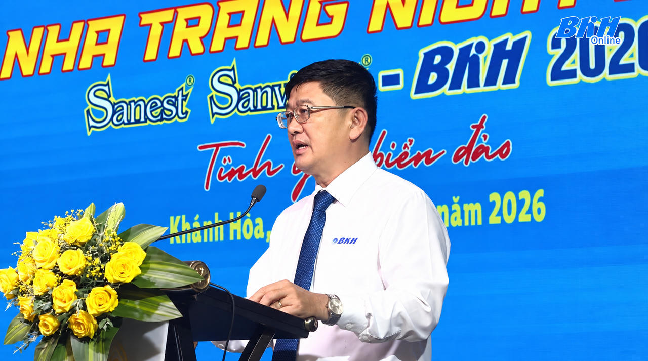 Ông Lê Hoàng Triều - Giám đốc Báo và Phát thanh, Truyền hình Khánh Hòa phát biểu tại buổi họp báo.