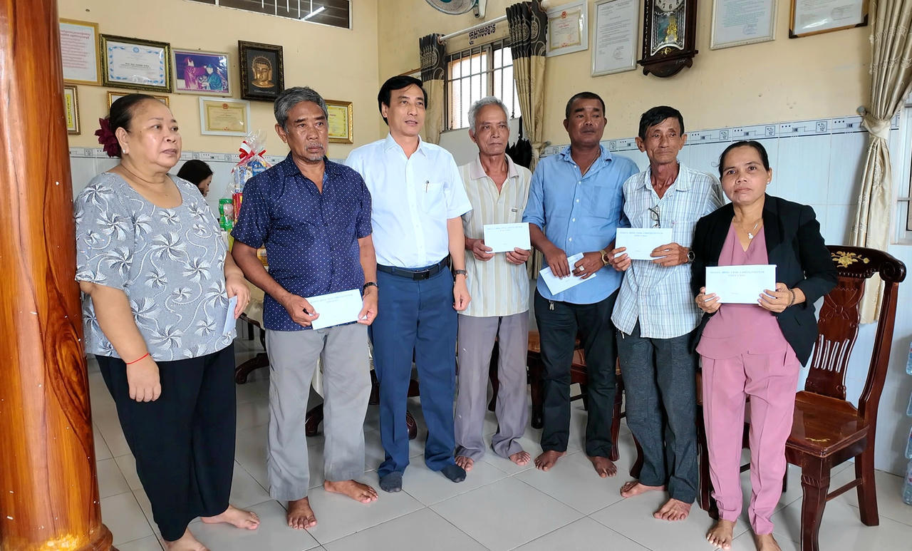 Ông Hồ Văn Linh - Bí thư Đảng ủy xã Hòa Bình, trao quà cho người có uy tín và gia đình chính sách tại chùa Hòa Bình mới (Ảnh: T.N).