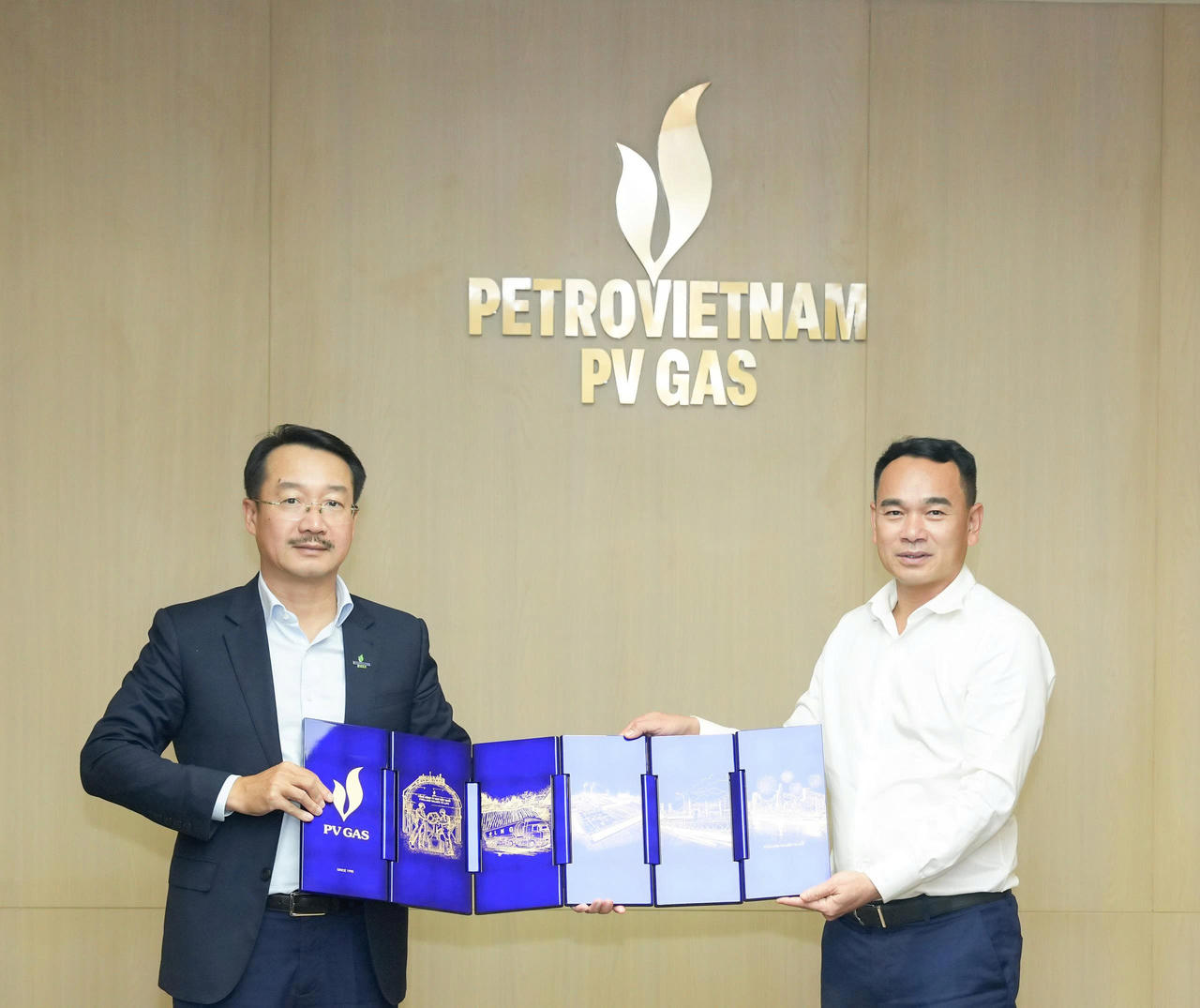 Tổng Giám đốc PV GAS Dương Trí Hội tặng quà lưu niệm cho Tổng Giám đốc PVEP Nguyễn Thiện Bảo.