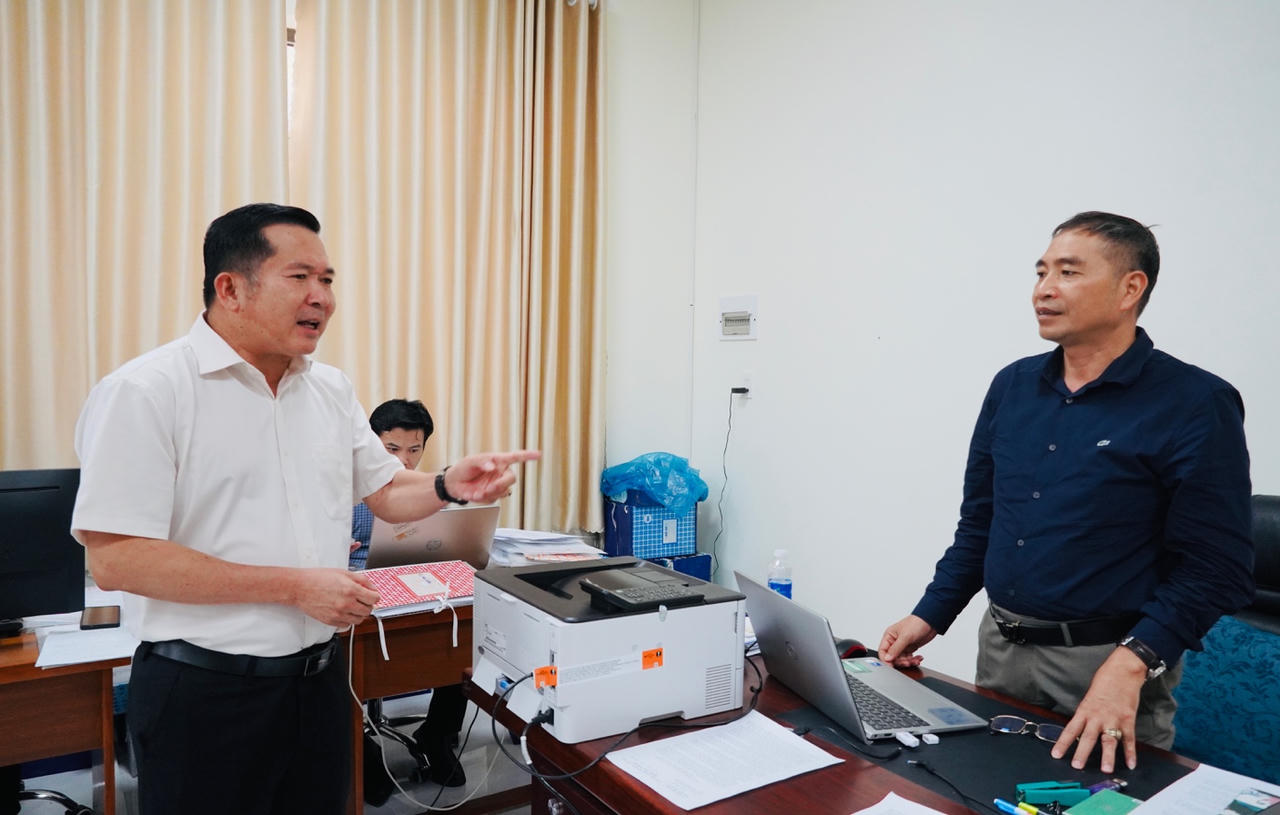 Phó Bí thư Tỉnh ủy An Giang, Bí thư Đảng ủy đặc khu Phú Quốc Đinh Văn Nơi (áo sơ mi trắng) chỉ đạo tổ cấp giấy Chứng nhận quyền sử dụng đất trong tháng 11 phải xử lý dứt điểm hồ sơ tồn đọng. Ảnh: Hoàng Dung