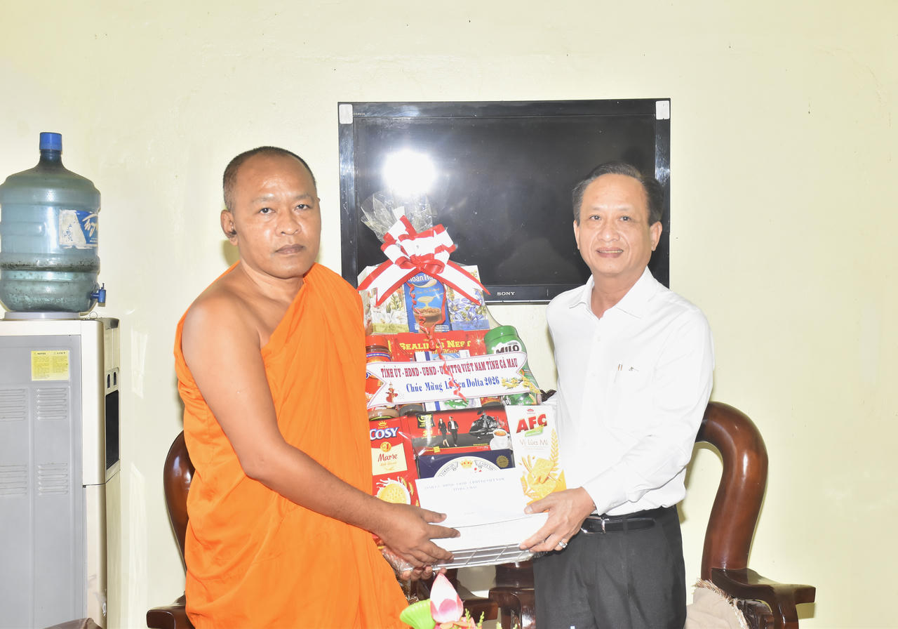 Ông Phạm Văn Thiều tặng quà Đại đức Thạch Thương - Trụ trì chùa Kim Cấu (phường Vĩnh Trạch) Ảnh: T.N.