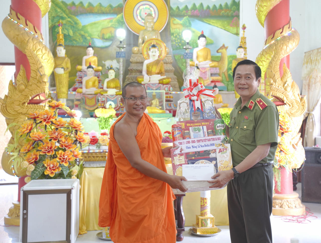 Thiếu tướng Hồ Việt Triều trao quà tặng Thượng tọa Hồ Mít - Trụ trì Chùa Dì Quán, xã Ninh Quới (Ảnh: H.Đ).