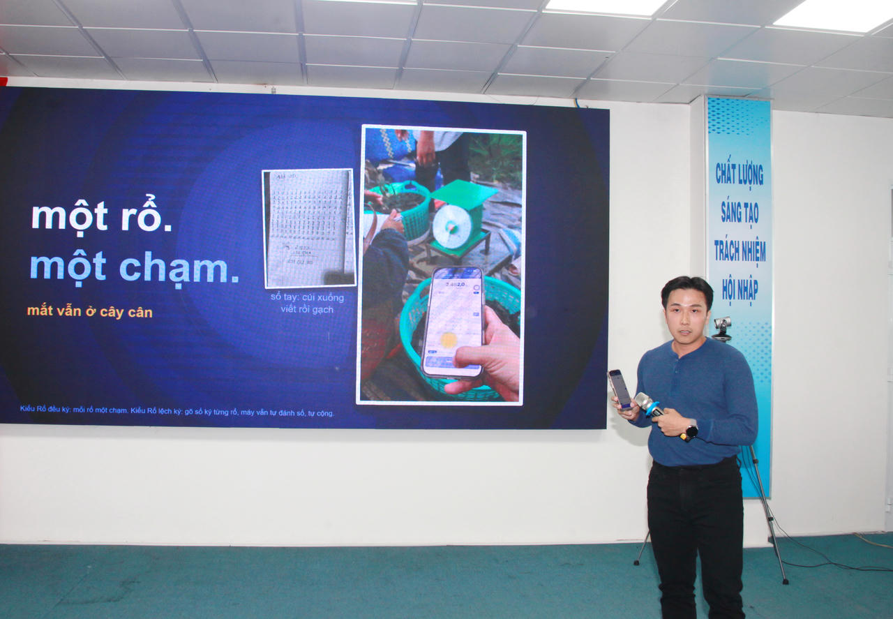 Thí sinh Đỗ Vương Nhi (xã Tạ An Khương, tỉnh Cà Mau) thuyết trình dự án “Sổ cân tôm” trước Ban Giám khảo (Ảnh: T.N).