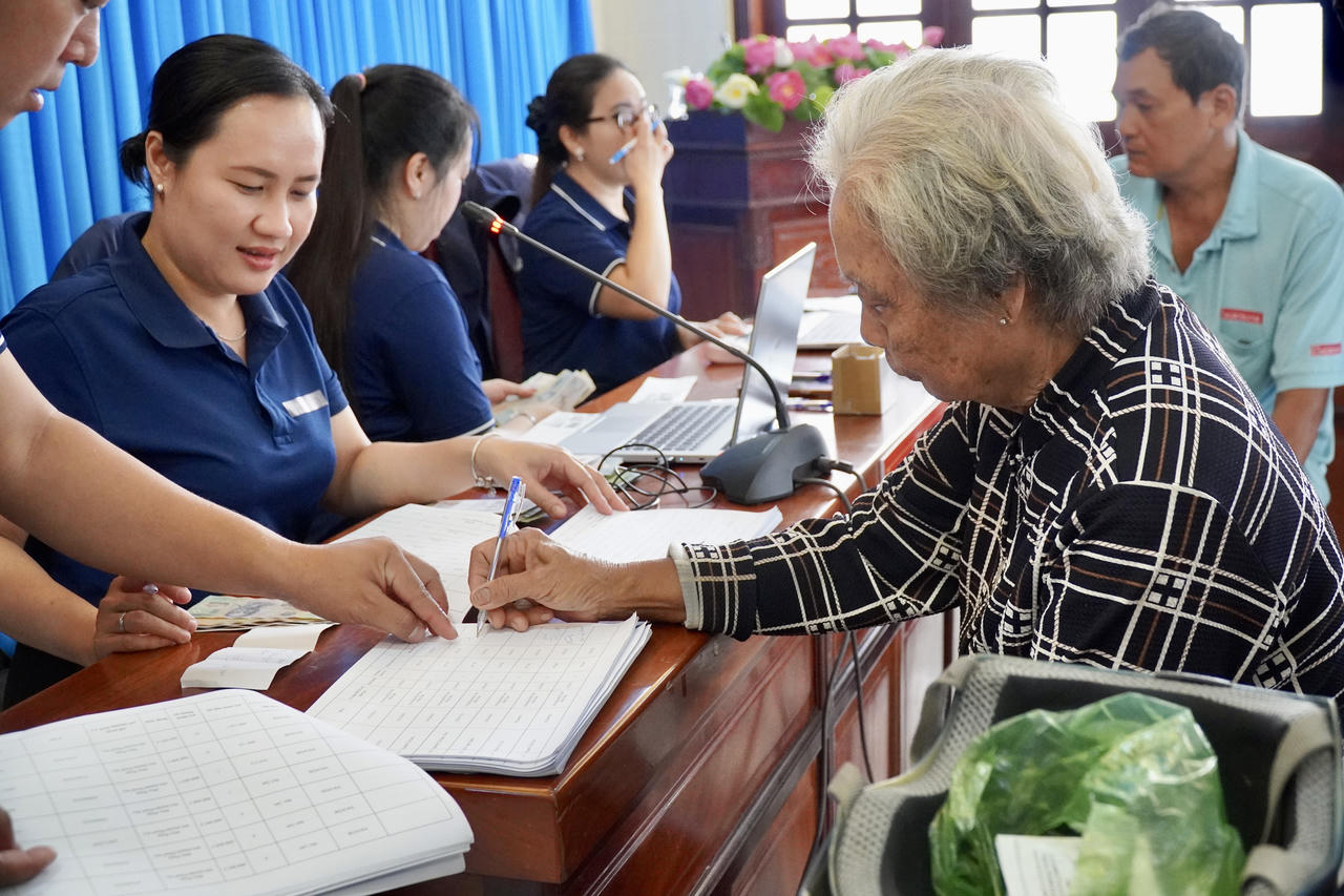 BHXH Đồng Tháp tập trung hoàn trả tiền BHYT cho người dân vùng An toàn khu