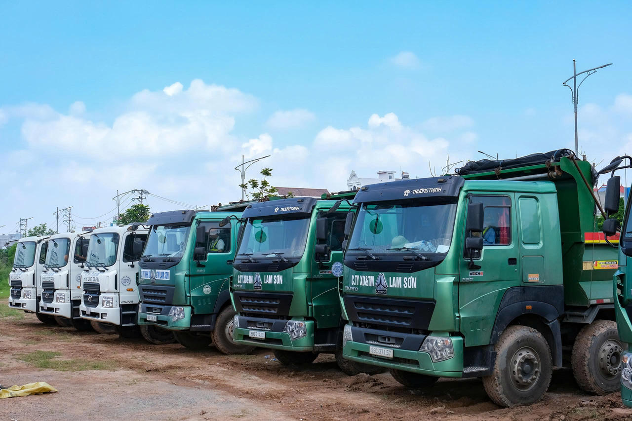 Máy móc phục vụ lễ khởi công xây dựng dự án nhà ở xã hội. (Ảnh NH)