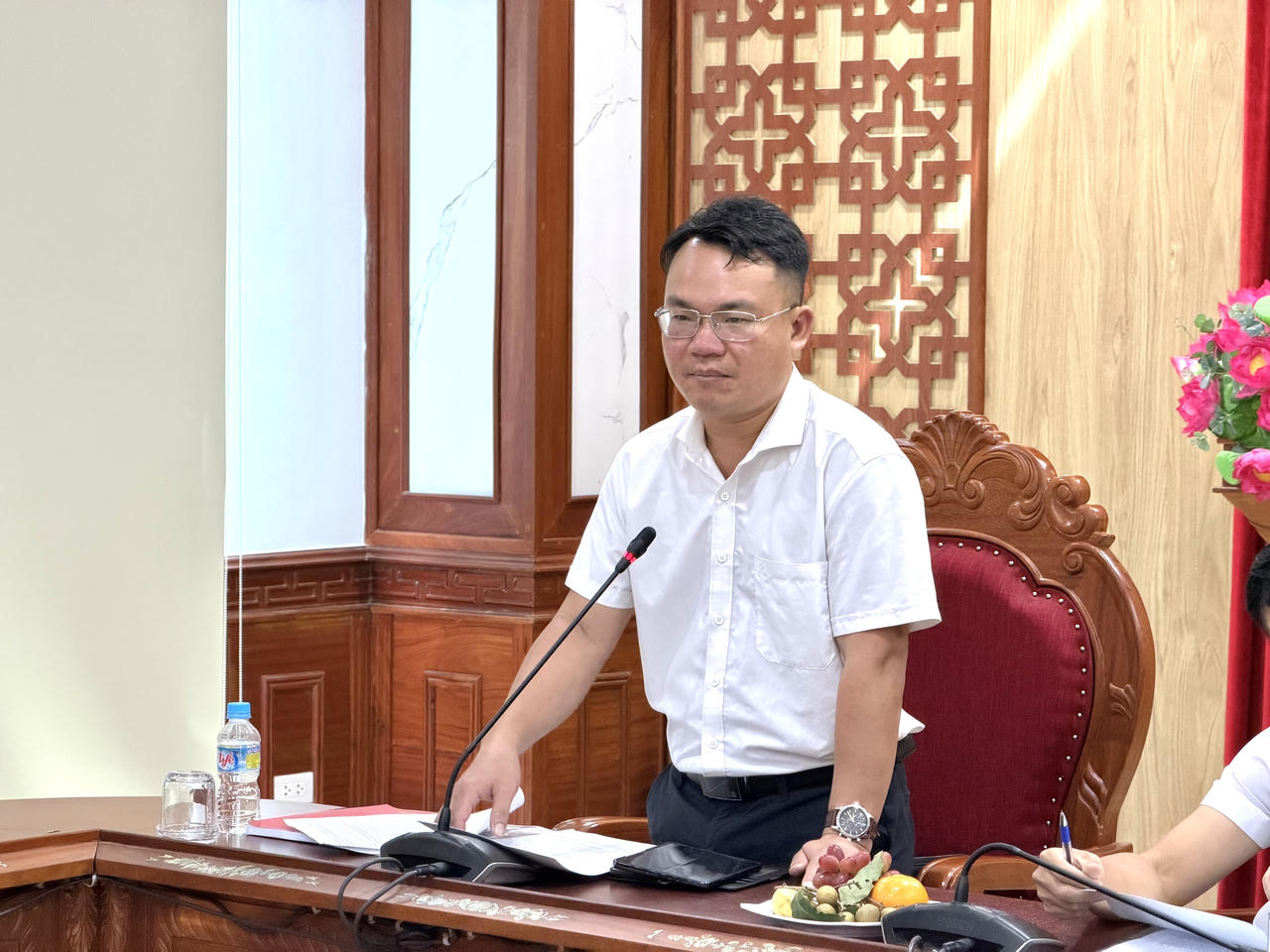 Ông Mai Văn Long - Bí thư Chi bộ VPĐD Báo Pháp luật Việt Nam tại Gia Lai phát biểu tại buổi sinh hoạt chuyên đề.