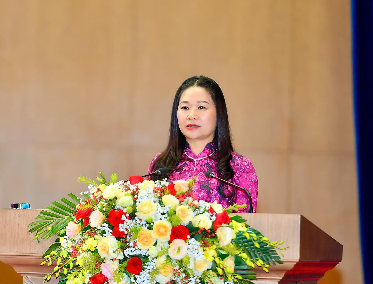 Bà Nguyễn Thị Minh Hiền, Chủ tịch Hội doanh nhân trẻ tỉnh Lào Cai phát biểu tại hội nghị (Ảnh: Nguyễn Hải).