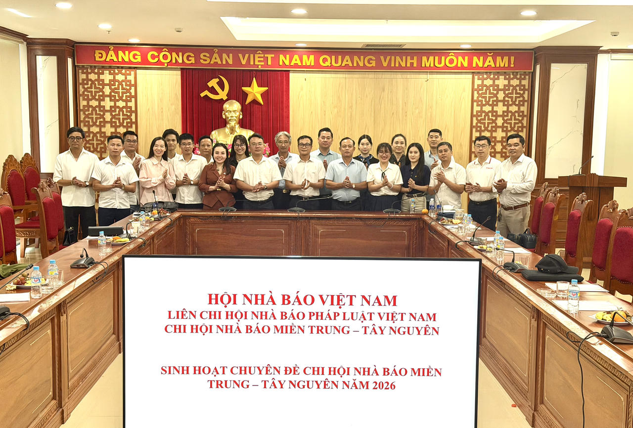 Lãnh đạo Báo Pháp luật Việt Nam và các hội viên Chi hội Nhà báo khu vực Miền Trung – Tây Nguyên chụp ảnh lưu niệm.
