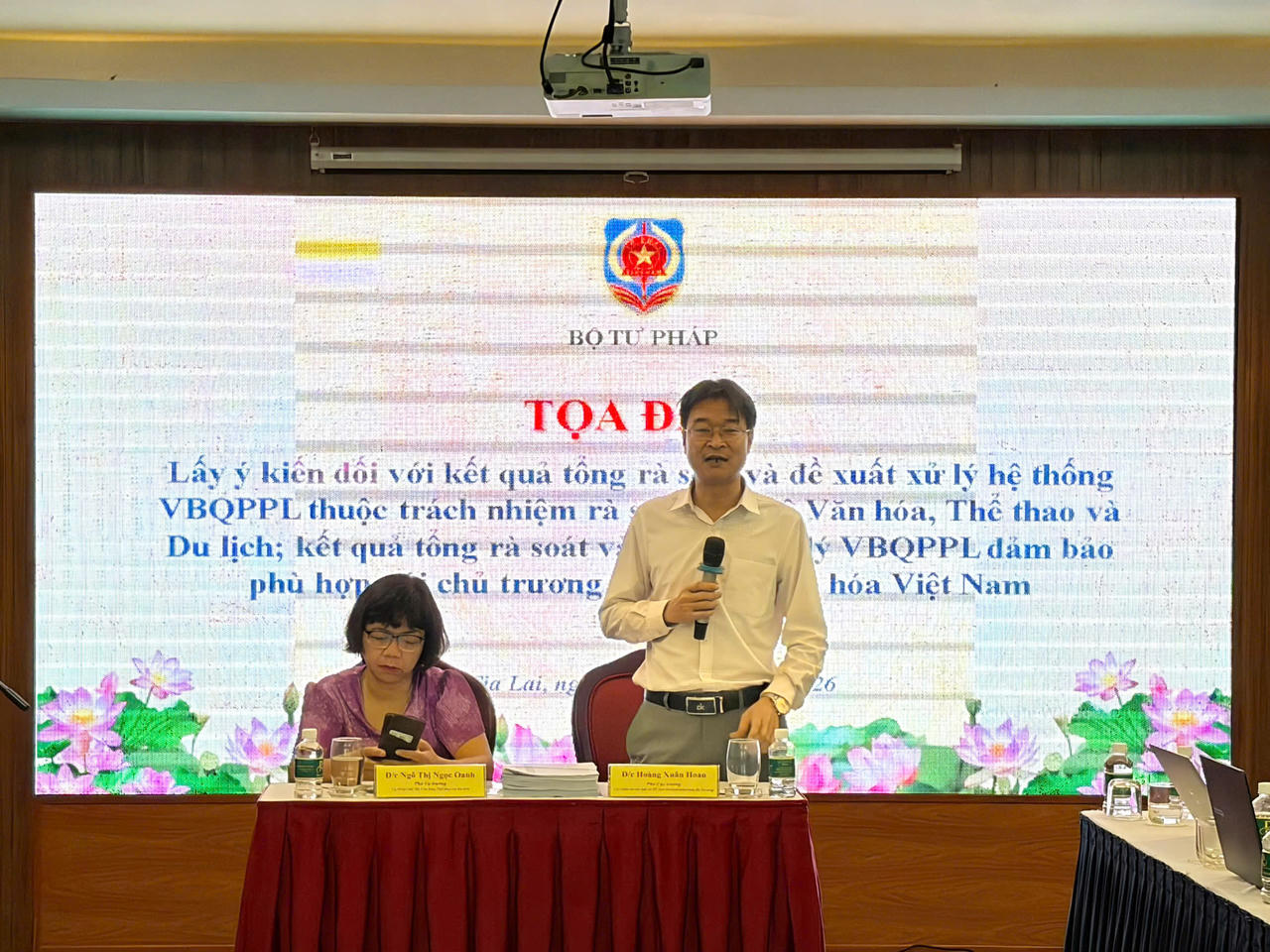 Phó Cục trưởng Cục Kiểm tra văn bản và Tổ chức thi hành pháp luật Hoàng Xuân Hoan chủ trì Tọa đàm.