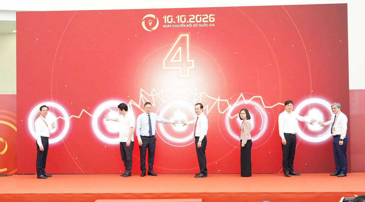Các đại biểu bấm nút khởi động Ngày Chuyển đổi số quốc gia 10-10. (Ảnh: MST)