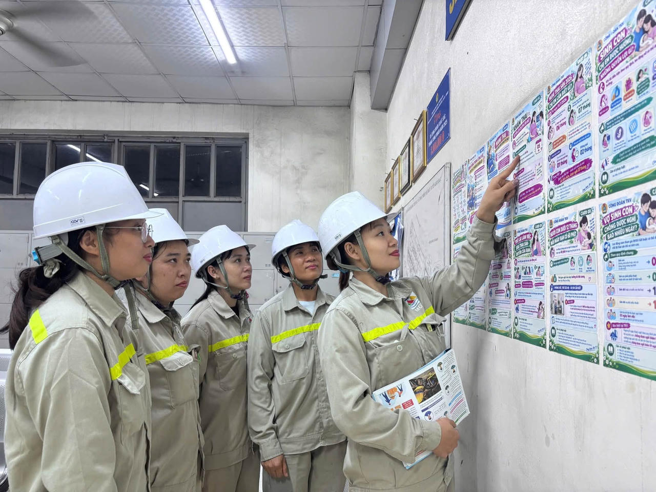 Chi nhánh Mỏ tuyển đồng Sin Quyền đẩy mạnh tuyên truyền chính sách đối với lao động nữ (Ảnh: Đơn vị cung cấp).