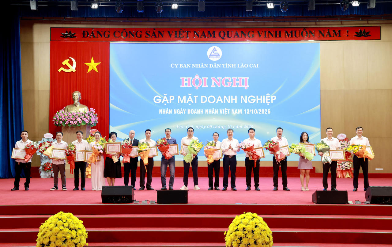 Lãnh đạo tỉnh Lào Cai trao bằng khen và tặng hoa cho các tập thể, cá nhân có thành tích xuất sắc (Ảnh: Nguyễn Hải).