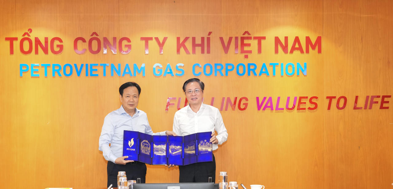 Chủ tịch HĐQT PV GAS Bùi Minh Tiến tặng quà lưu niệm cho Tổng Giám đốc Vietsovpetro Vũ Mai Khanh.