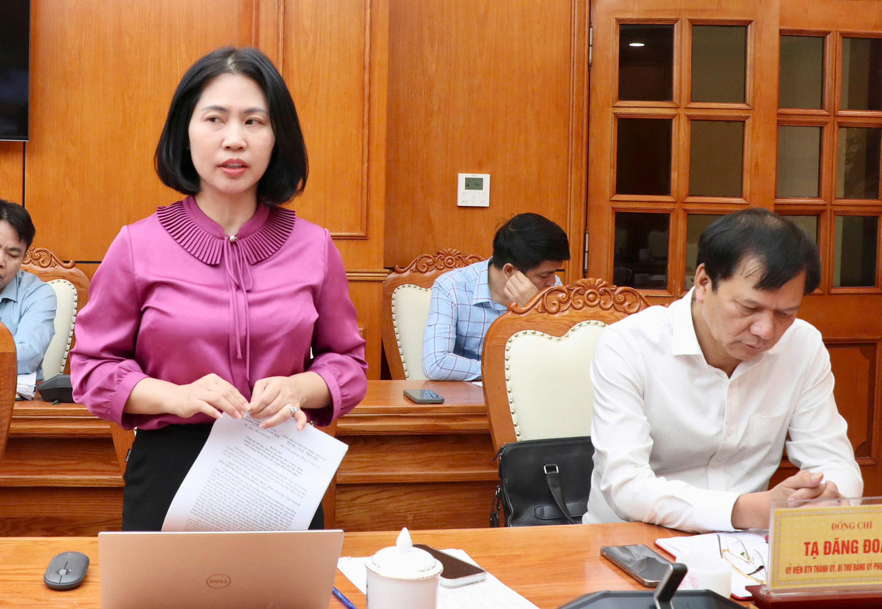 Bà Bùi Thị Thu Thuỷ, Giám đốc Sở Văn hoá, Thể thao và Du lịch TP Bắc Ninh phát biểu tại hội nghị (Ảnh: Anh Dũng)