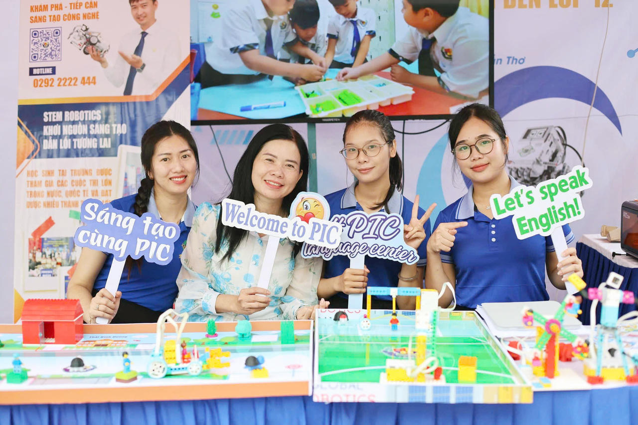 Check in các gian hàng trưng bày tại ngày hội. (Ảnh: Hà Vy)