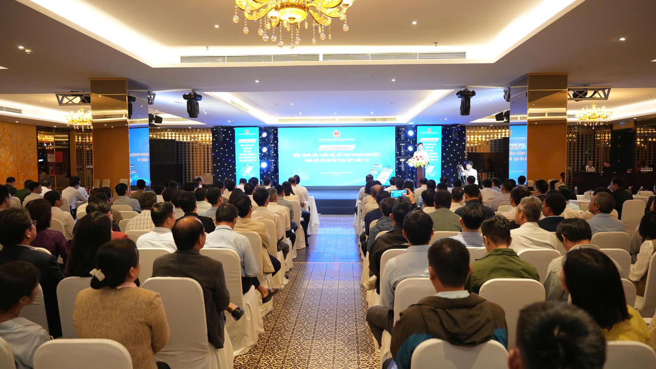 Các đại biểu dự buổi lễ công bố. (Ảnh N.Hiếu)