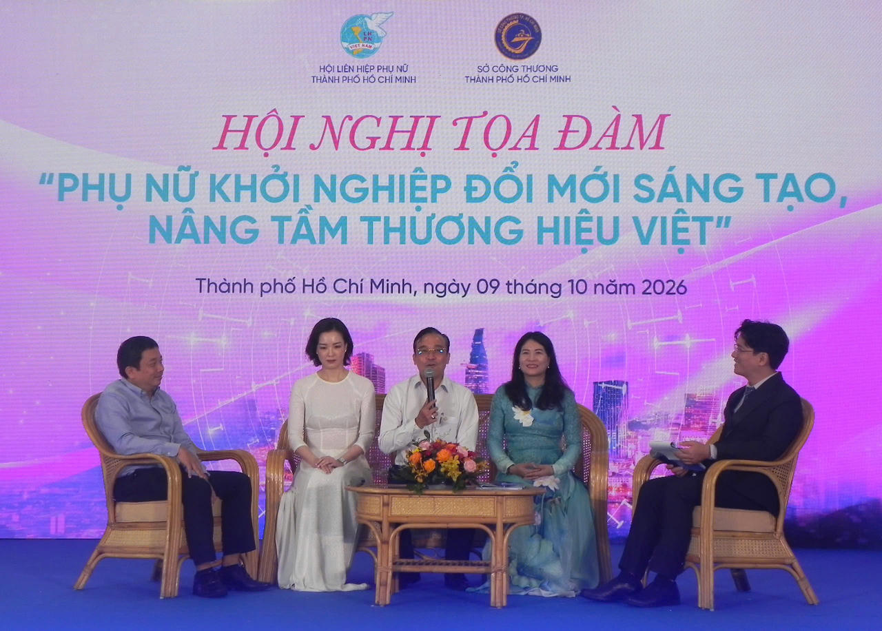 Đại diện Hội Liên hiệp Phụ nữ Thành phố Hồ Chí Minh, Sở Công Thương, doanh nghiệp và hợp tác xã trao đổi tại tọa đàm về hỗ trợ phụ nữ khởi nghiệp.