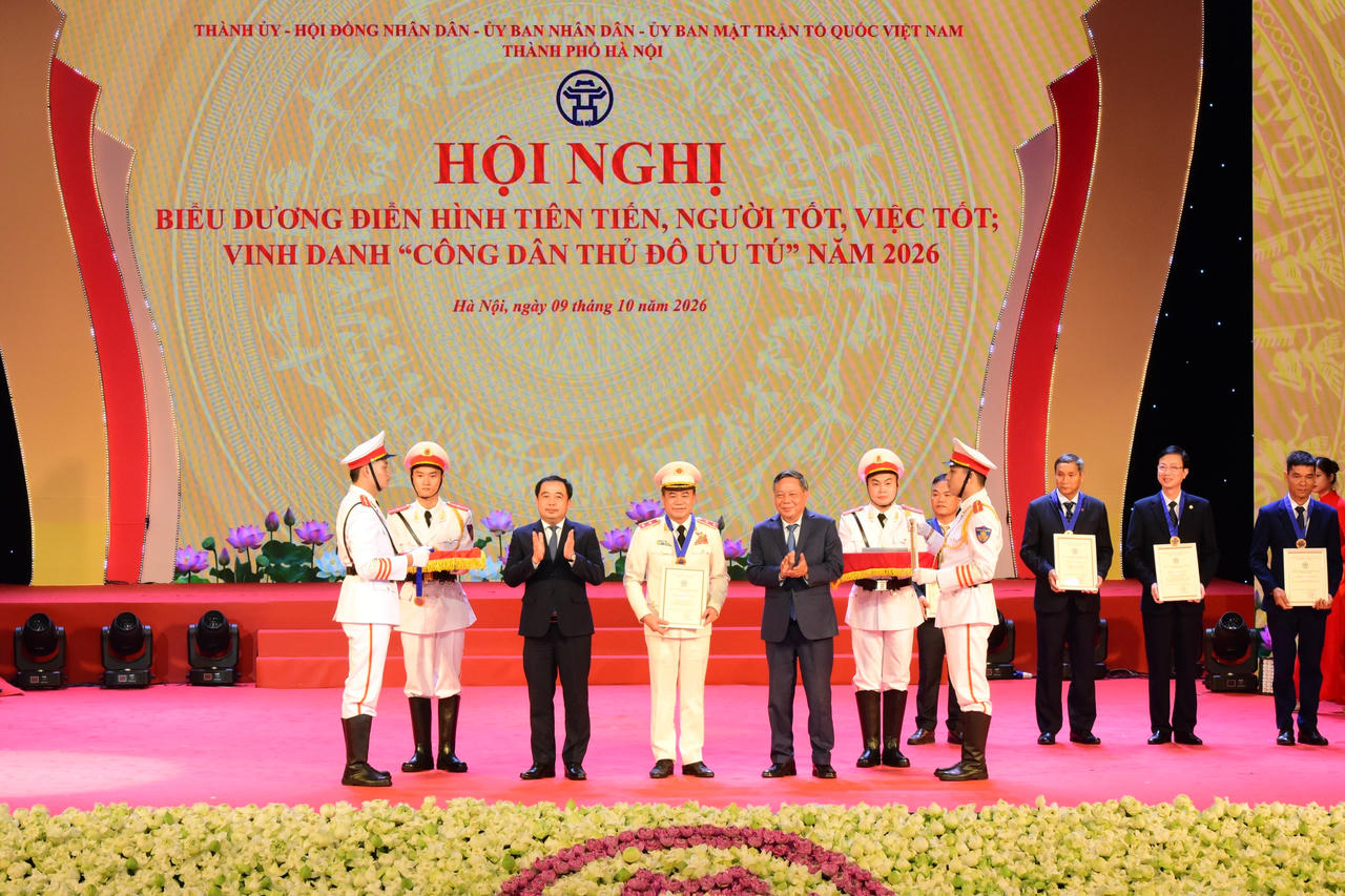 Trung tướng Nguyễn Thanh Tùng, Giám đốc Công an thành phố Hà Nội được trao tặng danh hiệu “Công dân Thủ đô ưu tú” năm 2026.