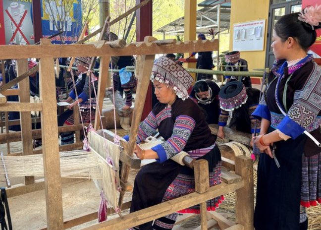 Lễ hội “Sắc chàm Lao Chải” lần thứ 2 năm 2026 diễn ra từ ngày 7 đến ngày 17/10, với chuỗi hoạt động văn hóa, nghệ thuật, trải nghiệm nghề truyền thống và ẩm thực, góp phần giới thiệu đậm nét bản sắc văn hóa dân tộc Mông, đồng thời tạo thêm sản phẩm phục vụ du khách (Ảnh: laocai.gov.vn).