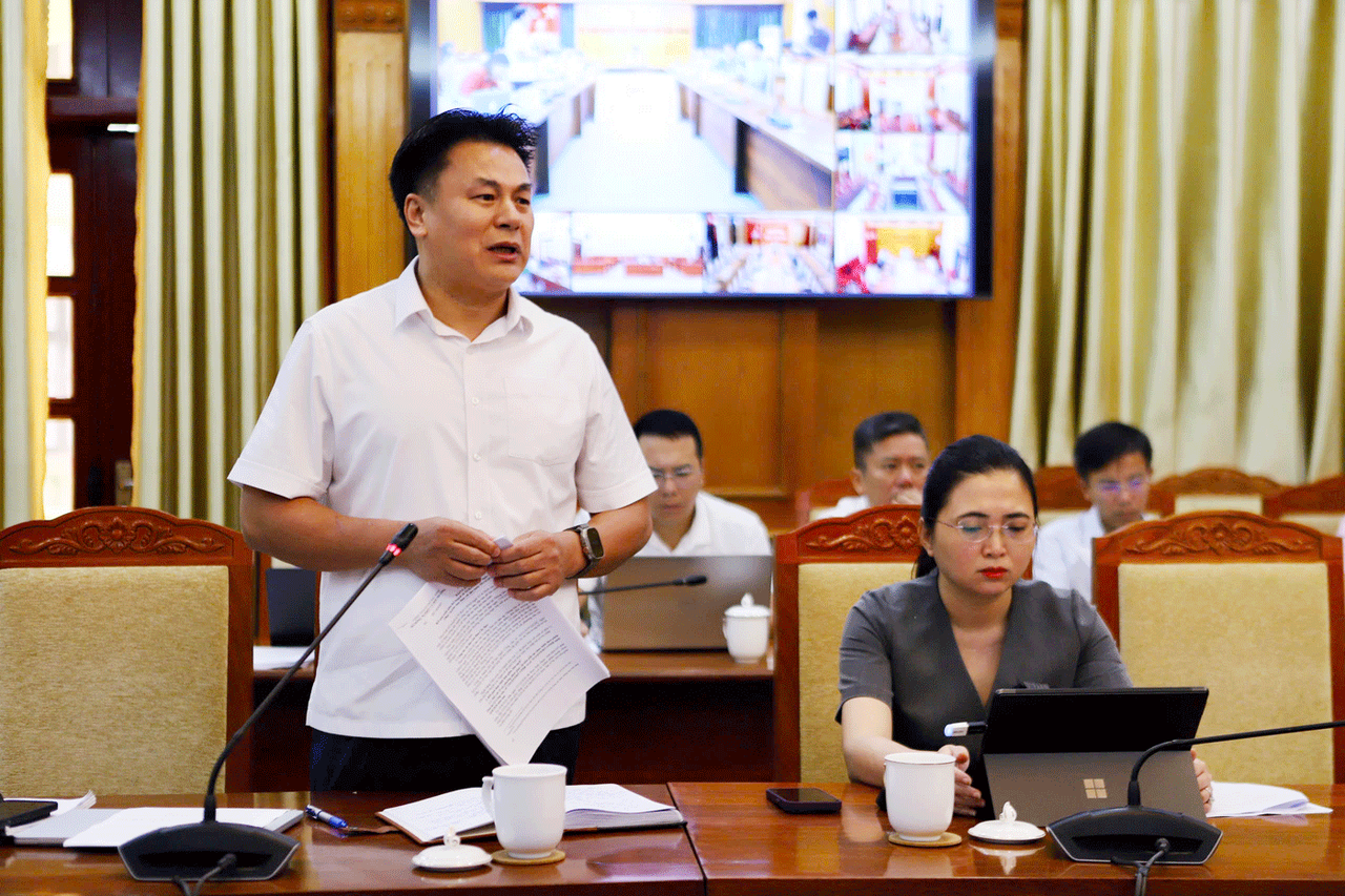 Đại diện Văn phòng đăng ký đất đai thành phố Bắc Ninh. (Ảnh: N.H)