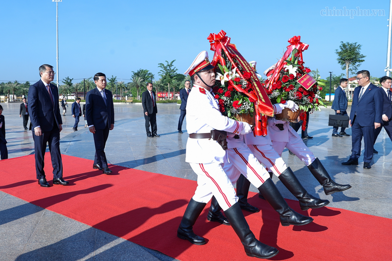 Hai Thủ tướng Việt Nam, Lào dâng hoa tưởng niệm Chủ tịch Hồ Chí Minh, Chủ tịch Kaysone Phomvihane, Chủ tịch Souphanouvong- Ảnh 1.