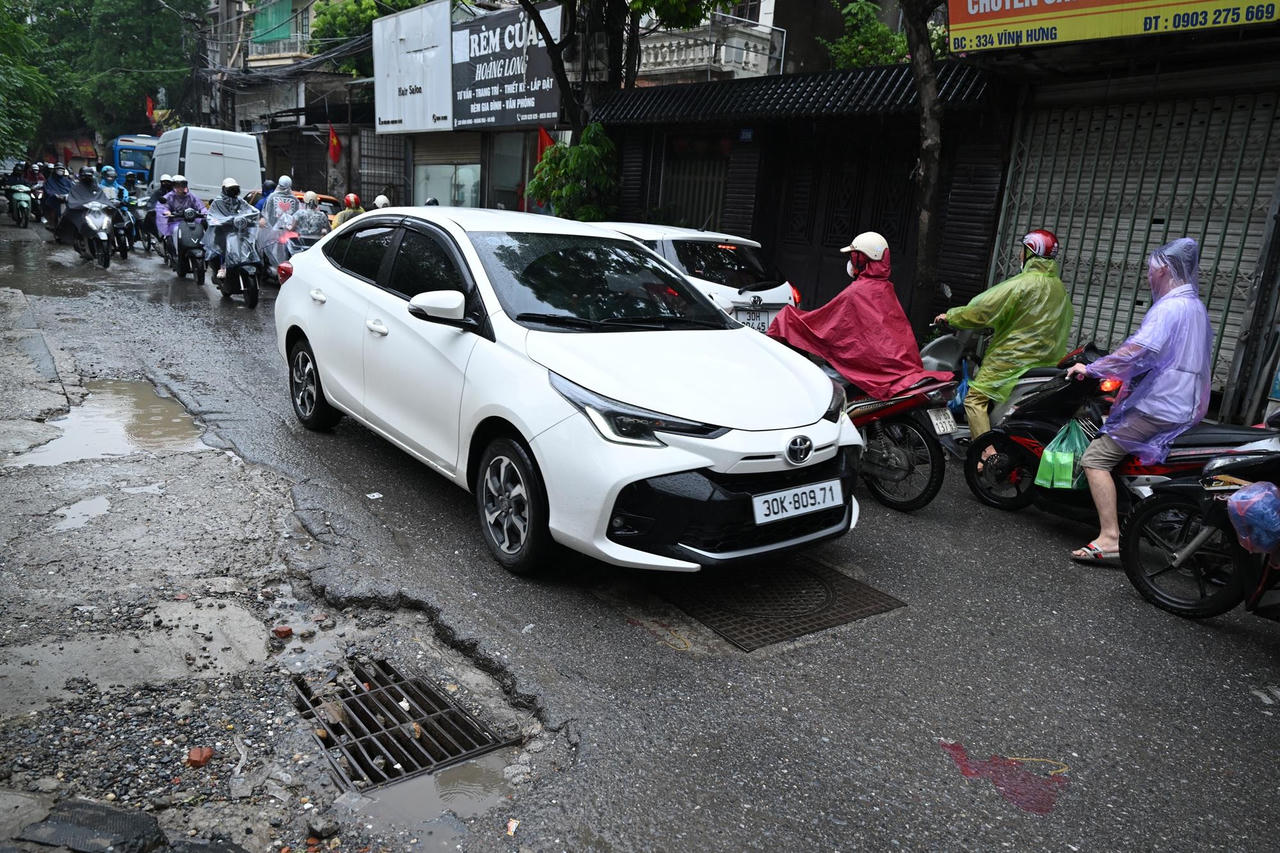 Đường Vĩnh Hưng xuống cấp trầm trọng, thường xuyên ùn tắc giờ cao điểm