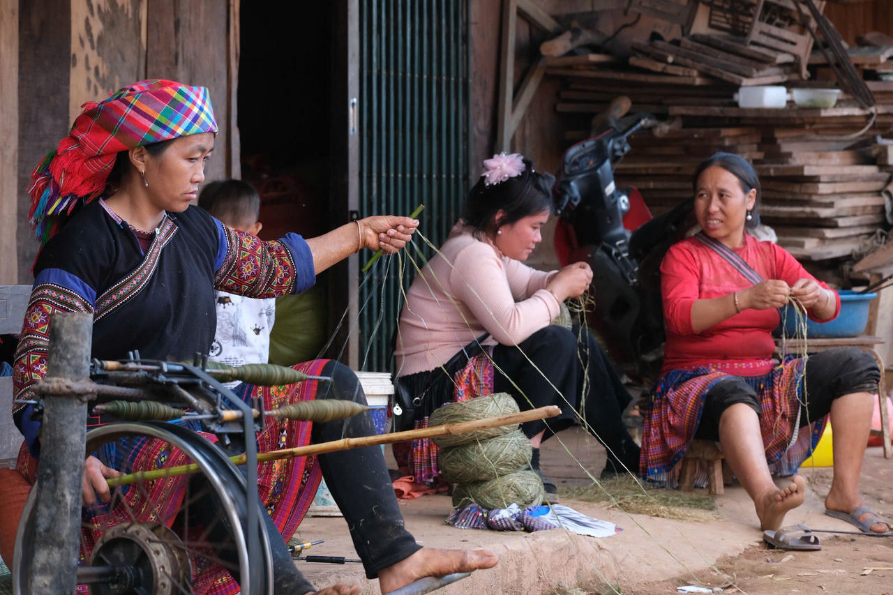 Thông qua các hoạt động trải nghiệm, trưng bày và quảng bá sản phẩm địa phương, lễ hội còn tạo cơ hội để người dân giới thiệu nghề truyền thống, nâng cao giá trị nông sản và mở rộng sinh kế từ du lịch (Ảnh: Vietnam Travel).
