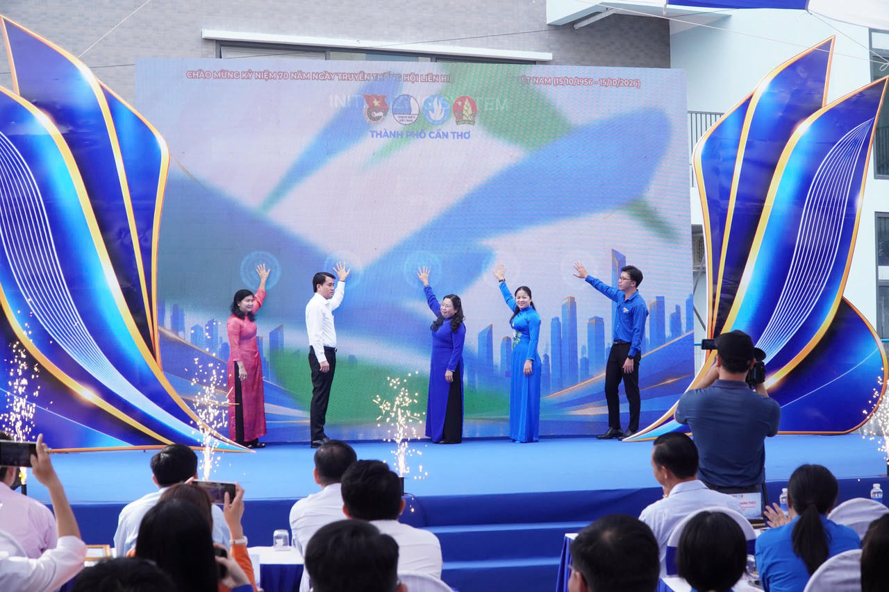 Các đại biểu thực hiện nghi thức khai mạc. (Ảnh: Hà Vy)