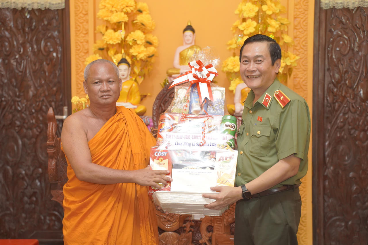 Thiếu tướng Hồ Việt Triều trao quà tặng Thượng tọa Trần Duyên - Trụ trì Chùa Kosthum, xã Ninh Thạnh Lợi (Ảnh: H.Đ).