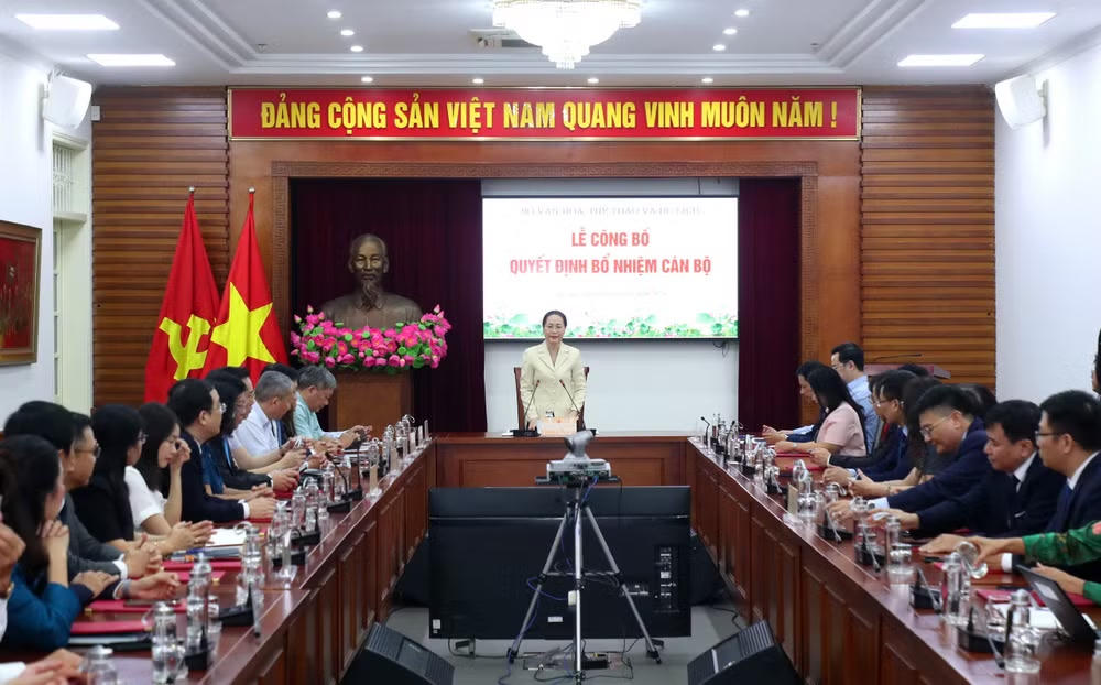 Bộ trưởng Bộ Văn hóa, Thể thao và Du lịch Lâm Thị Phương Thanh chủ trì lễ công bố quyết định. (Ảnh: Trần Huấn - Vietnam+/TTXVN)