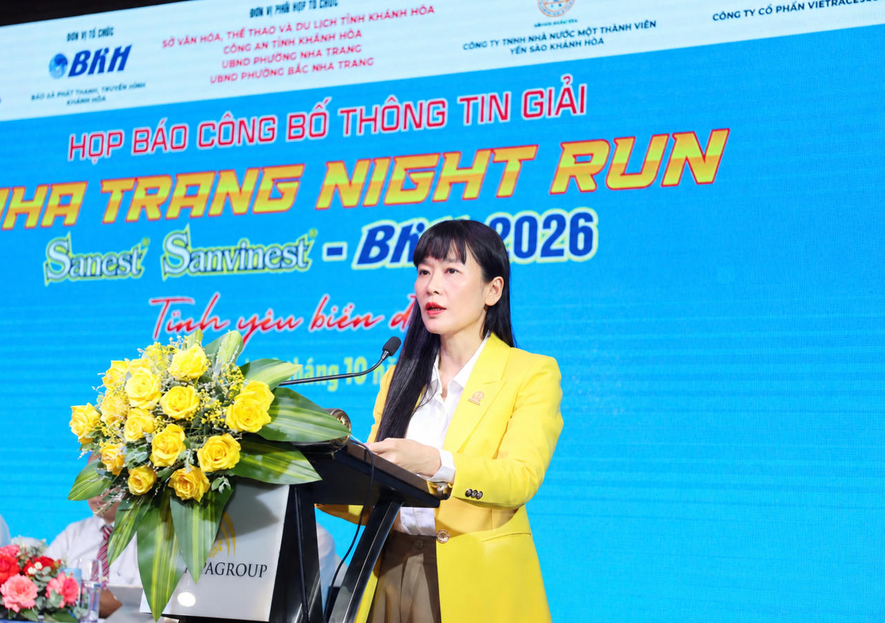 Bà Trịnh Thị Hồng Vân - Chủ tịch Hội đồng thành viên Công ty TNHH Nhà nước Một thành viên Yến Sào Khánh Hòa phát biểu tại họp báo.
