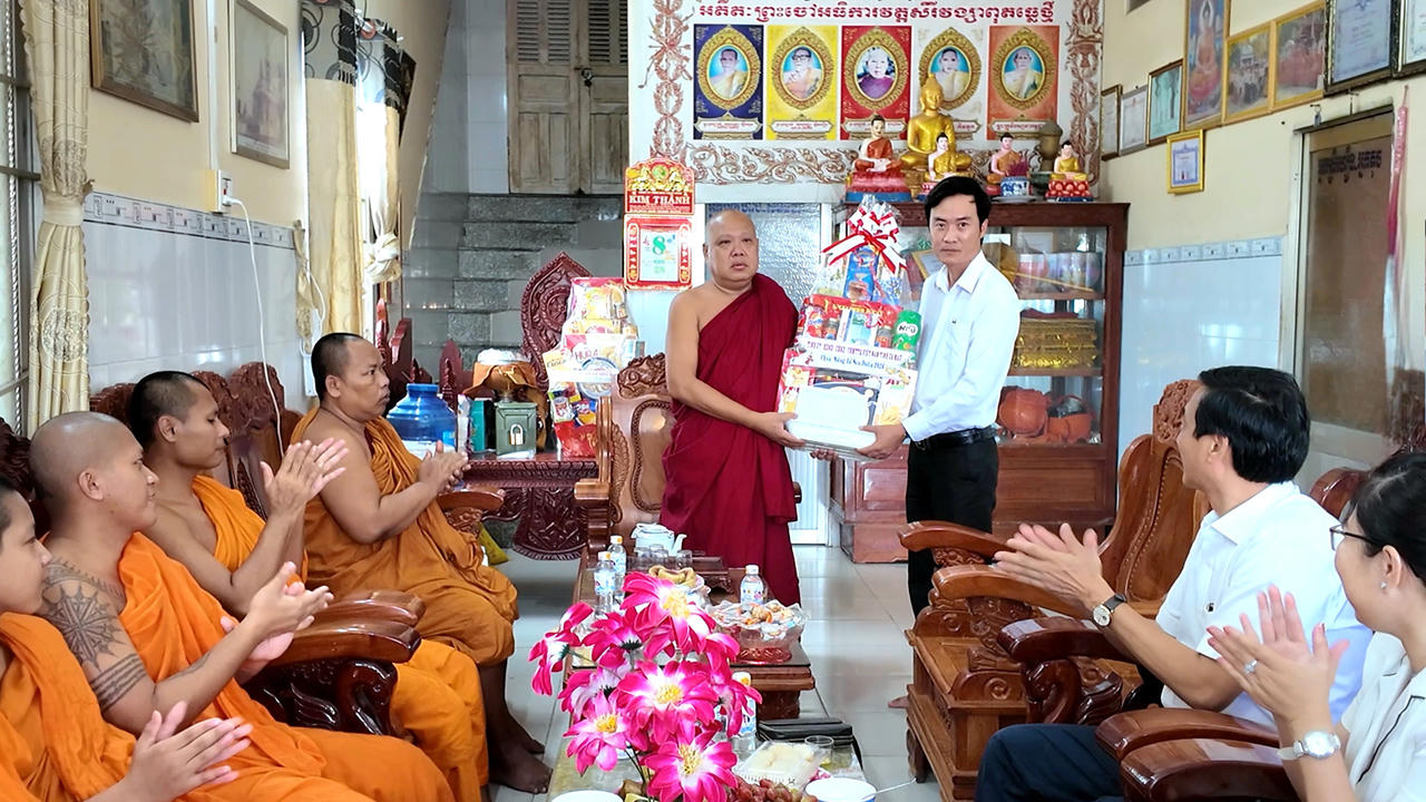 Ông Lương Văn Pho - Phó Giám đốc Sở Dân tộc và Tôn giáo tỉnh Cà Mau, trao quà của Tỉnh ủy, HĐND, UBND, Ủy ban MTTQ Việt Nam tỉnh chúc mừng Đại đức Danh Dần - Trụ trì chùa Hòa Bình mới (Ảnh: K.T).