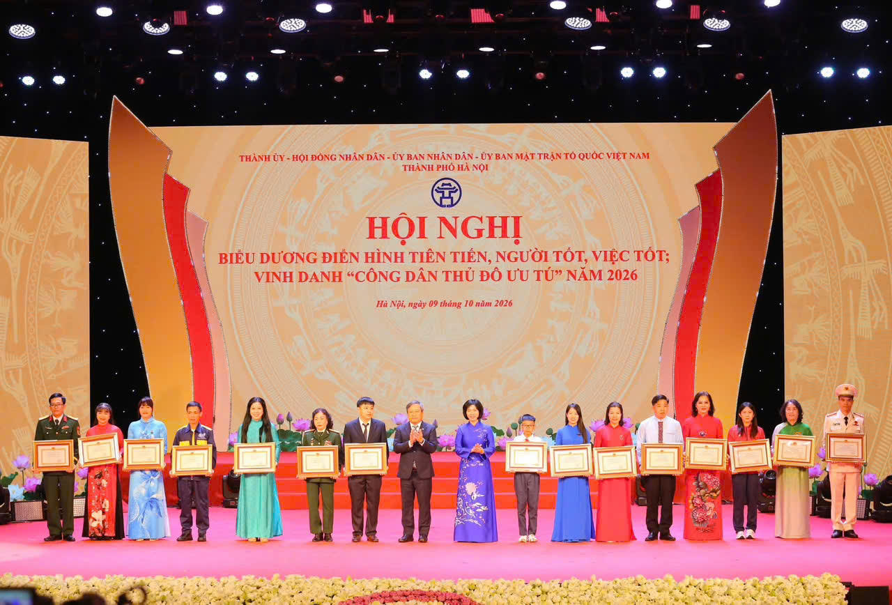 Chủ tịch UBND TP Hà Nội Vũ Đại Thắng và Chủ tịch HĐND TP Hà Nội Phùng Thị Hồng Hà trao Bằng khen và Danh hiệu Người tốt, việc tốt năm 2026 tặng 15 cá nhân.