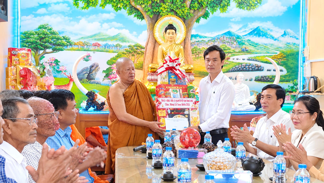 Ông Lương Văn Pho trao quà của Tỉnh ủy, HĐND, UBND, Ủy ban MTTQ Việt Nam tỉnh Cà Mau chúc mừng Thượng tọa Thạch Thái - Trụ trì chùa Hòa Bình cũ (Ảnh: K.T).