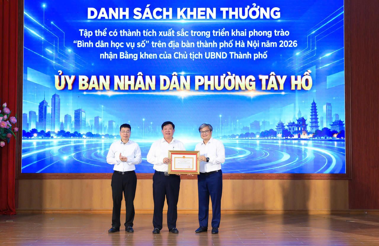 Phó Chủ tịch UBND thành phố Hà Nội Trương Việt Dũng trao Bằng khen cho UBND phường Tây Hồ (Ảnh: Xuân Hải).