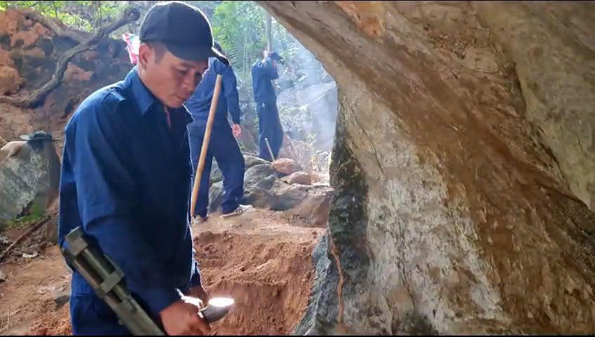 Tìm thấy 4 hài cốt liệt sĩ cùng nhiều di vật trong hang đá ở Lào