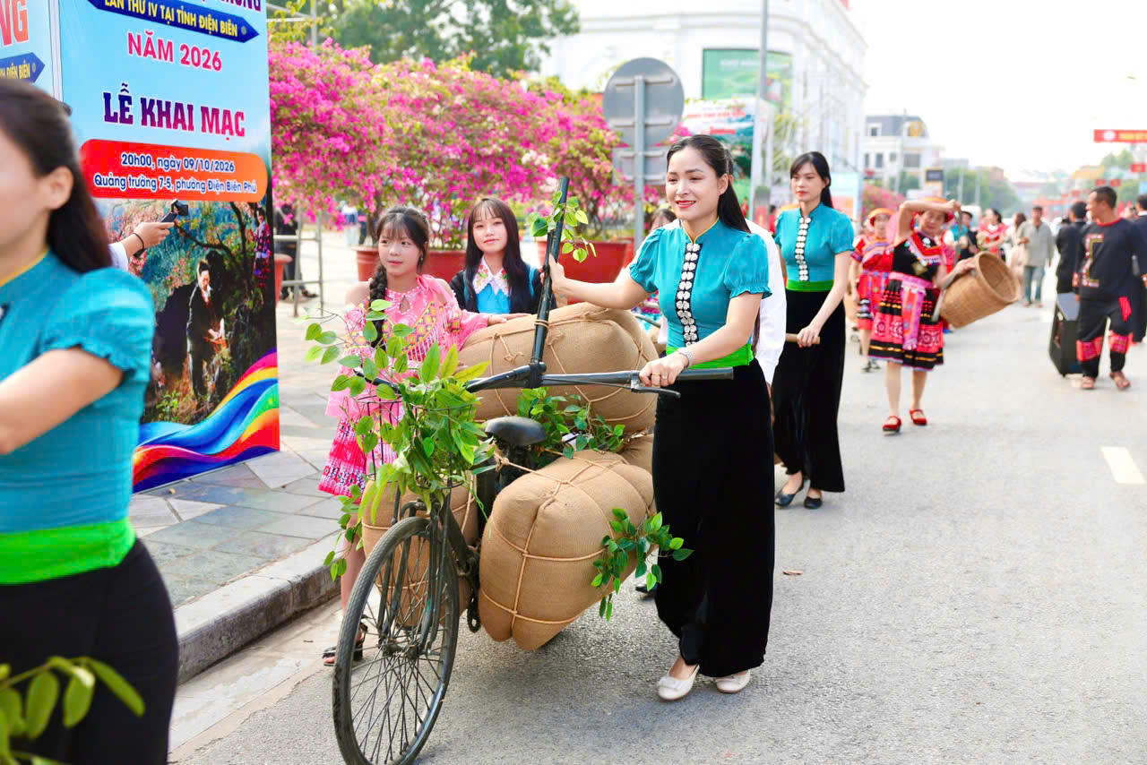 Từng vượt núi, băng rừng, chở theo niềm tin và quyết tâm chiến thắng của cả dân tộc, những chiếc xe đạp thồ đã trở thành dấu ấn không thể quên trong lịch sử Điện Biên Phủ. Hôm nay, hình ảnh ấy tiếp tục nhắc nhở mỗi người về sức mạnh đoàn kết, tinh thần sáng tạo và giá trị của hòa bình.