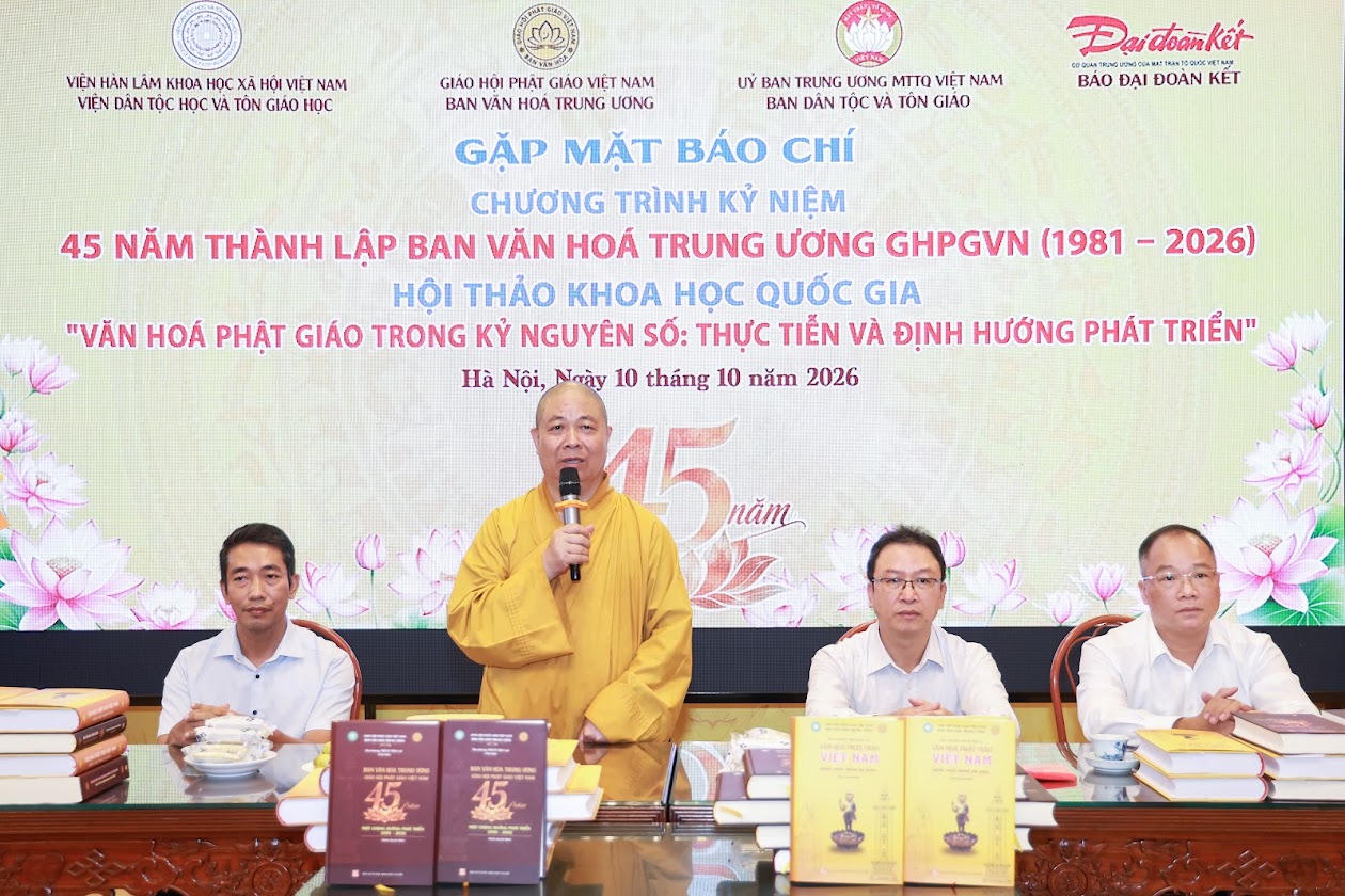 Hòa thượng Thích Thọ Lạc, Ủy viên Thường trực, Ủy viên Thư ký Hội đồng Trị sự, Trưởng ban Văn hóa Trung ương GHPGVN phát biểu khai mạc buổi gặp mặt thông tin về chuỗi hoạt động kỷ niệm 45 năm thành lập Ban Văn hóa Trung ương Giáo hội Phật giáo Việt Nam (Ảnh: Quang Vinh).