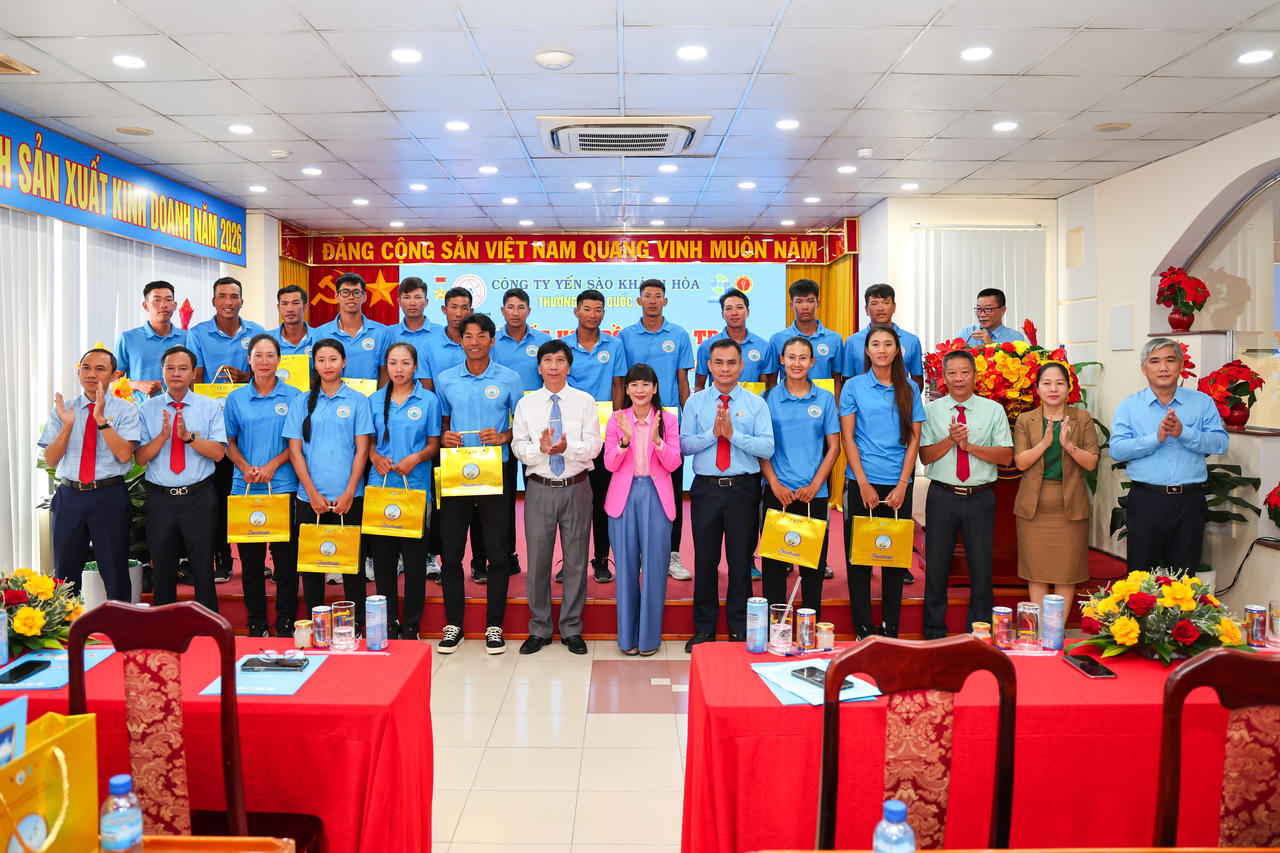 Lãnh đạo Công ty Yến sào Khánh Hòa tặng quà cho vận động viên nam, nữ đội bóng chuyền bãi biển Sanvinest Khánh Hòa. Ảnh: Yến sào Khánh Hòa