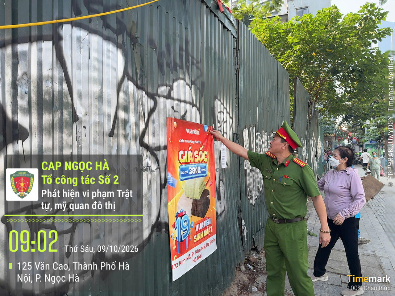 Nhiều biển quảng cáo, tờ rơi đã được lực lượng chức năng tiến hành tháo bỏ. Ảnh: Công an phường Ngọc Hà