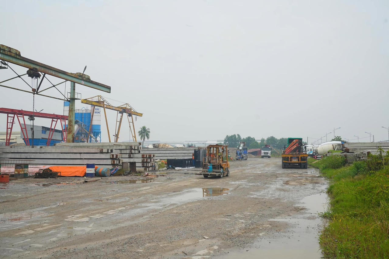 Các công trình giao thông, hạ tầng công nghiệp trọng điểm tại khu vực phía Nam Hải Phòng đang được tập trung triển khai, góp phần tăng cường kết nối giao thông và mở rộng không gian phát triển công nghiệp của TP. (Ảnh: Đàm Thanh)