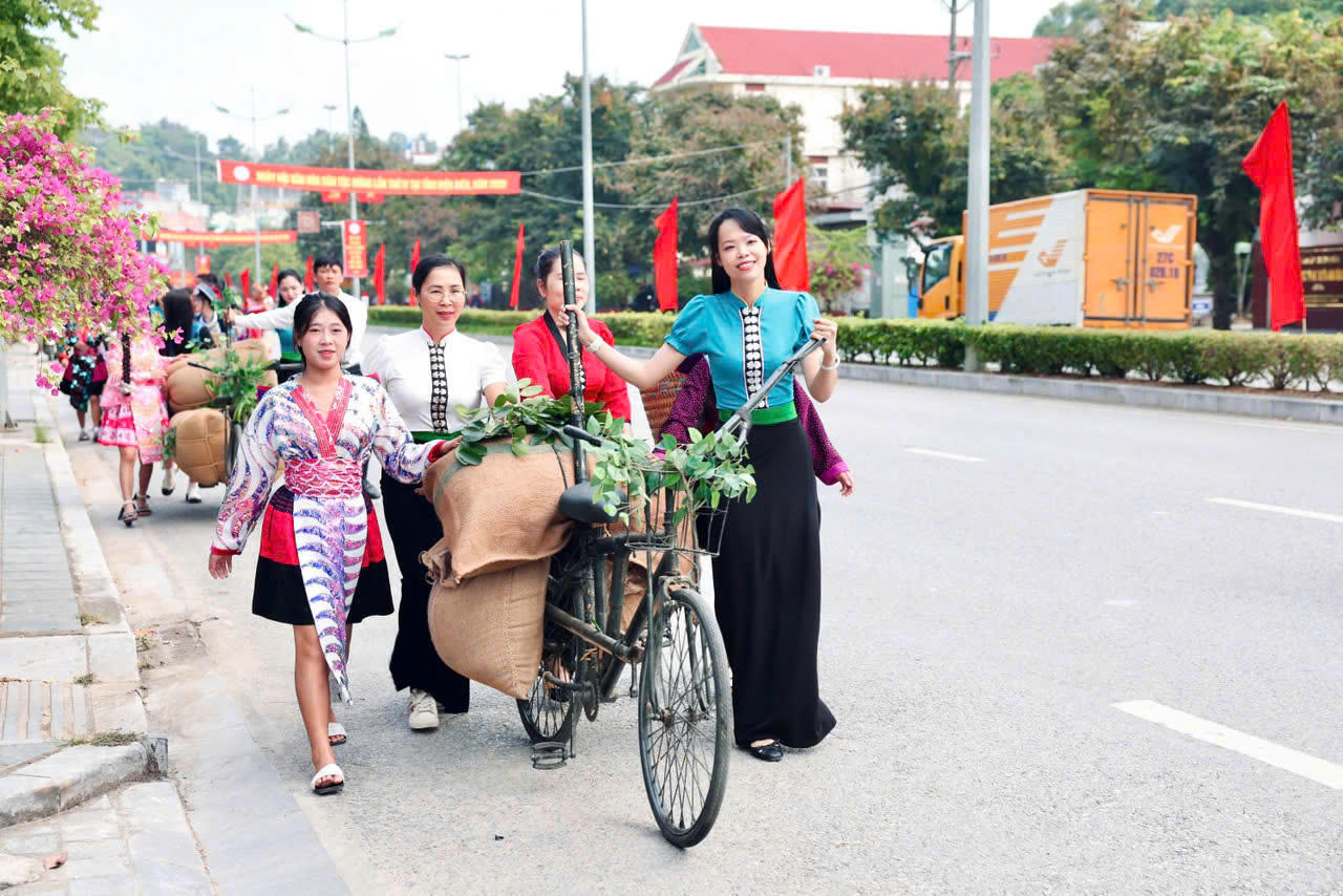 Hoạt động trải nghiệm trên đường Võ Nguyên Giáp, những chiếc xe đạp thồ nối nhau đi qua khu vực pa-nô Ngày hội Văn hóa dân tộc Mông lần thứ IV, thu hút sự quan tâm của đông đảo người dân và du khách. Trong không khí phấn khởi của ngày hội, việc trực tiếp đẩy xe giúp người tham gia cảm nhận phần nào sự vất vả của những người vận chuyển hàng hóa năm xưa, từ đó hiểu hơn giá trị của những đóng góp thầm lặng trên tuyến đường hậu cần chiến dịch.