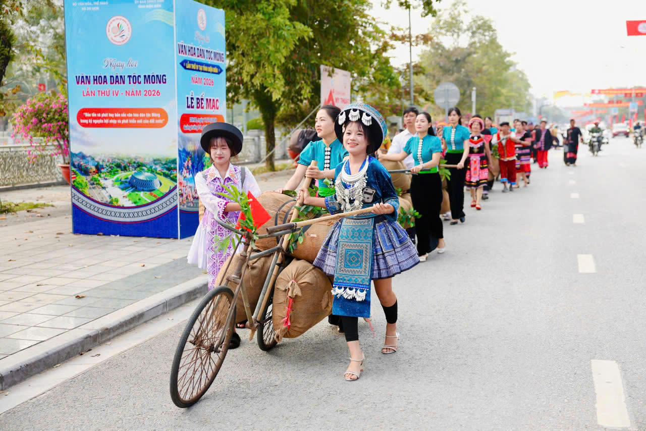 Trên đường Võ Nguyên Giáp, phường Điện Biên Phủ đông đảo người dân, du khách từ người lớn tuổi đến các em học sinh hào hứng tham gia trải nghiệm đẩy xe đạp thồ. Những bộ trang phục truyền thống rực rỡ sắc màu của đồng bào Mông, Thái hòa cùng hình ảnh chiếc xe đạp giản dị tạo nên khung cảnh sinh động, kết nối nét đẹp văn hóa các dân tộc với niềm tự hào về lịch sử Điện Biên.
