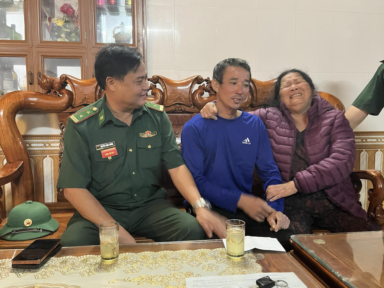8 giờ vượt lằn ranh sinh tử trên biển, thuyền trưởng tàu cá bị chìm bơi vào bờ an toàn