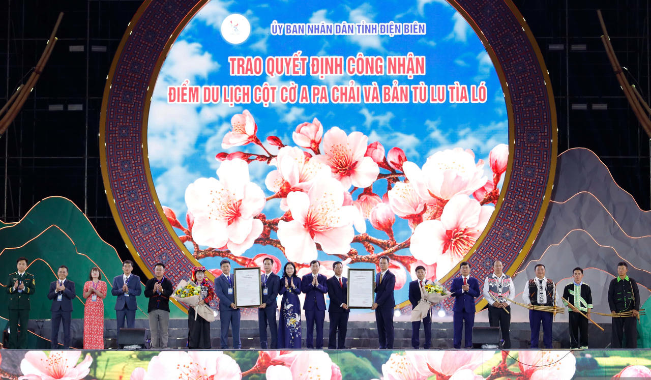 Chủ tịch UBND tỉnh Điện Biên Lê Văn Lương trao quyết định công nhận hai điểm du lịch, gồm Cột cờ A Pa Chải, xã Sín Thầu và bản Tù Lu - Tìa Ló, xã Pu Nhi (Ảnh: CTV).